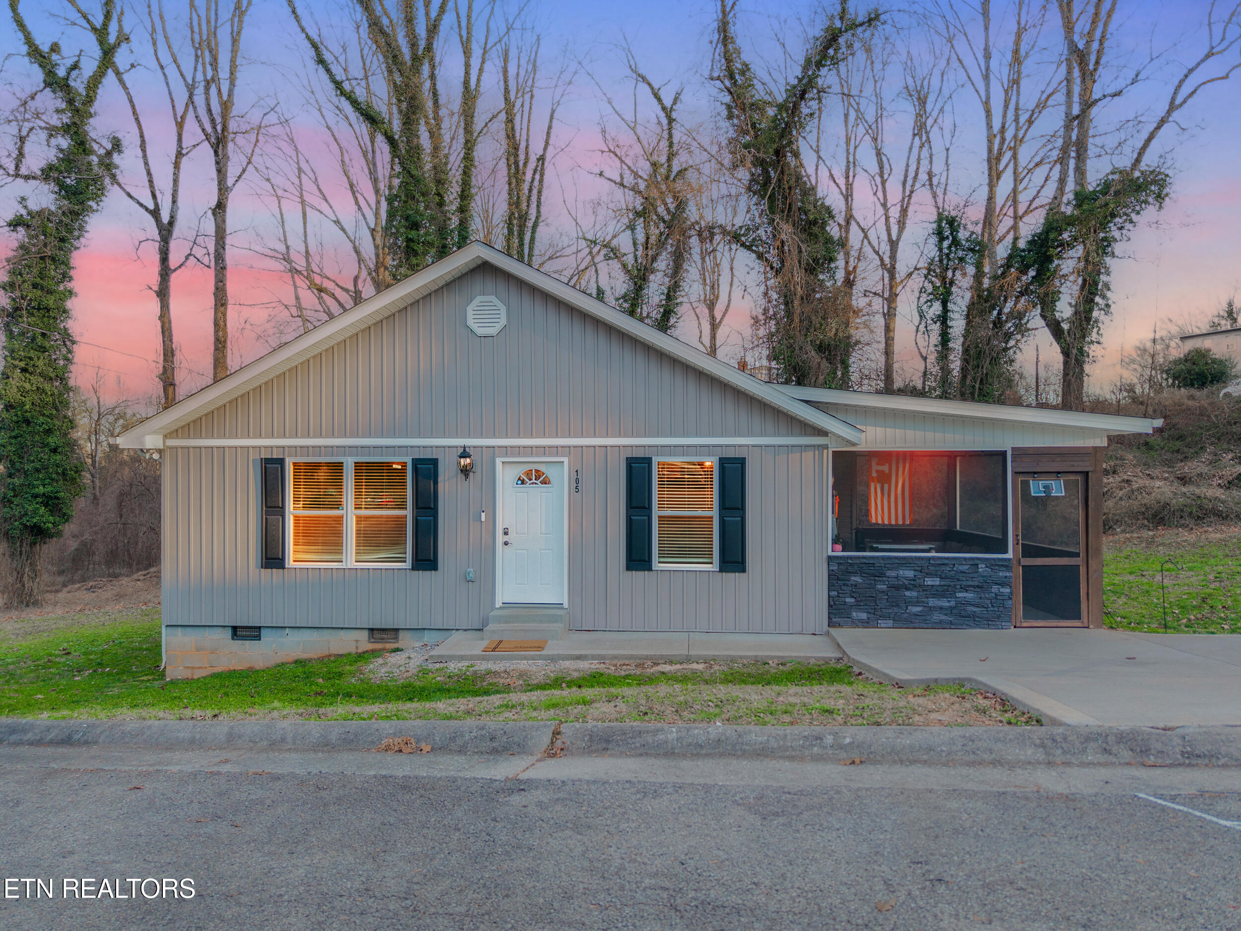 105 Waddell Place Oak Ridge, TN 37830 - Photo 2 of 32 knox_view_media_105_waddell_pl_0001-twil