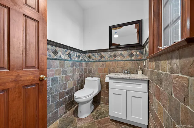 $2,588,000 | 3 Chestnut Court, Old Westbury, NY 11568