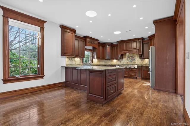 $2,588,000 | 3 Chestnut Court, Old Westbury, NY 11568