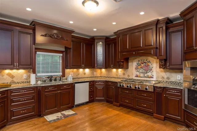 $2,588,000 | 3 Chestnut Court, Old Westbury, NY 11568