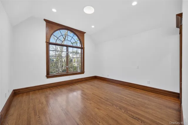 $2,588,000 | 3 Chestnut Court, Old Westbury, NY 11568