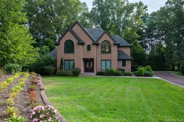 $2,588,000 | 3 Chestnut Court, Old Westbury, NY 11568