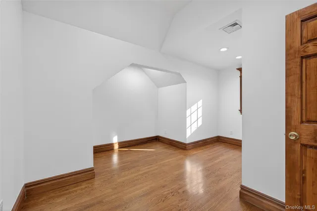 $2,588,000 | 3 Chestnut Court, Old Westbury, NY 11568