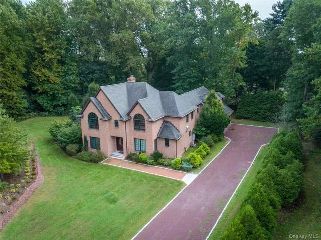 $2,588,000 | 3 Chestnut Court, Old Westbury, NY 11568