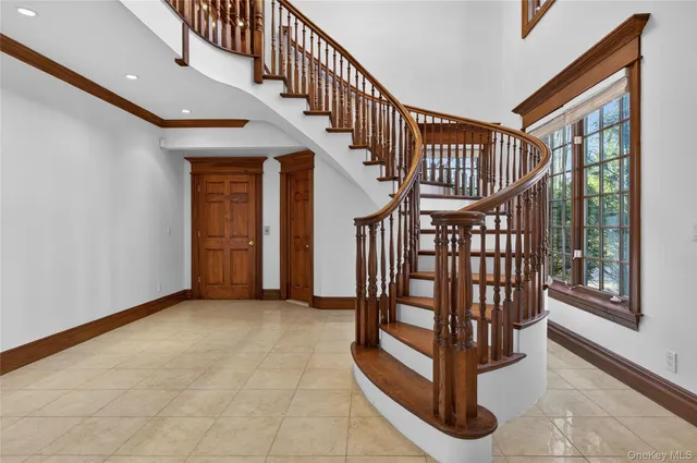 $2,588,000 | 3 Chestnut Court, Old Westbury, NY 11568