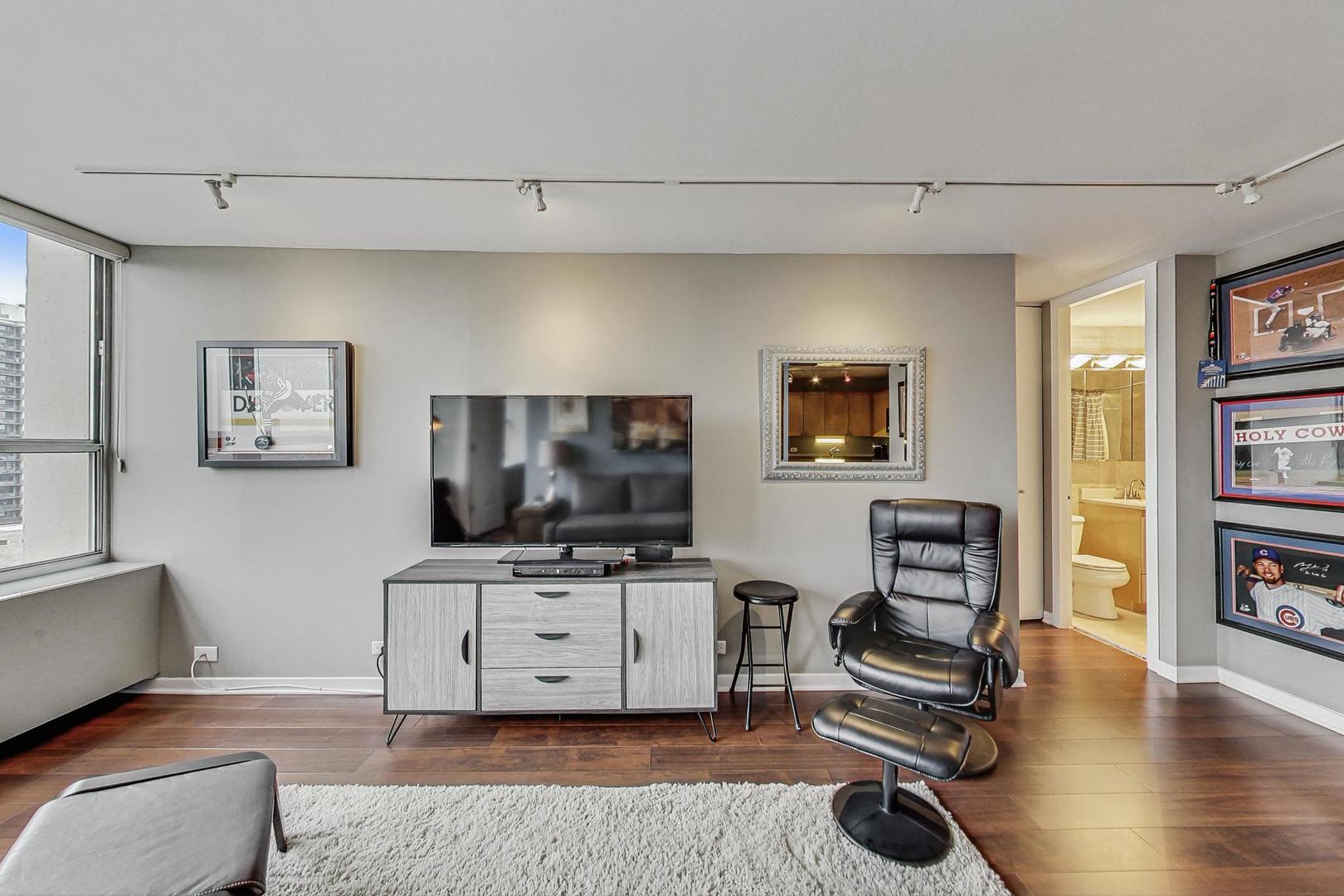 655 West Irving Park Road, Unit 812 Chicago, IL 60613 - Photo 6 of 33 Gallery Image 6