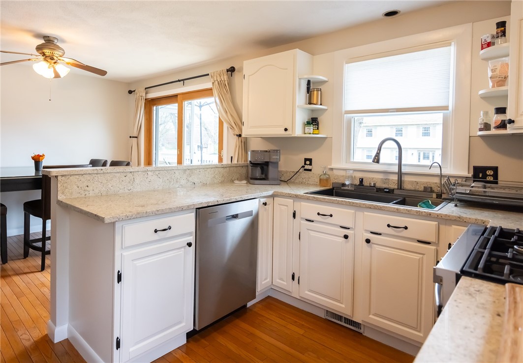 47 Long Street Warwick, RI 02886 - Photo 9 of 42