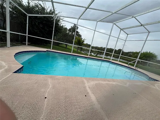 a view of a backyard