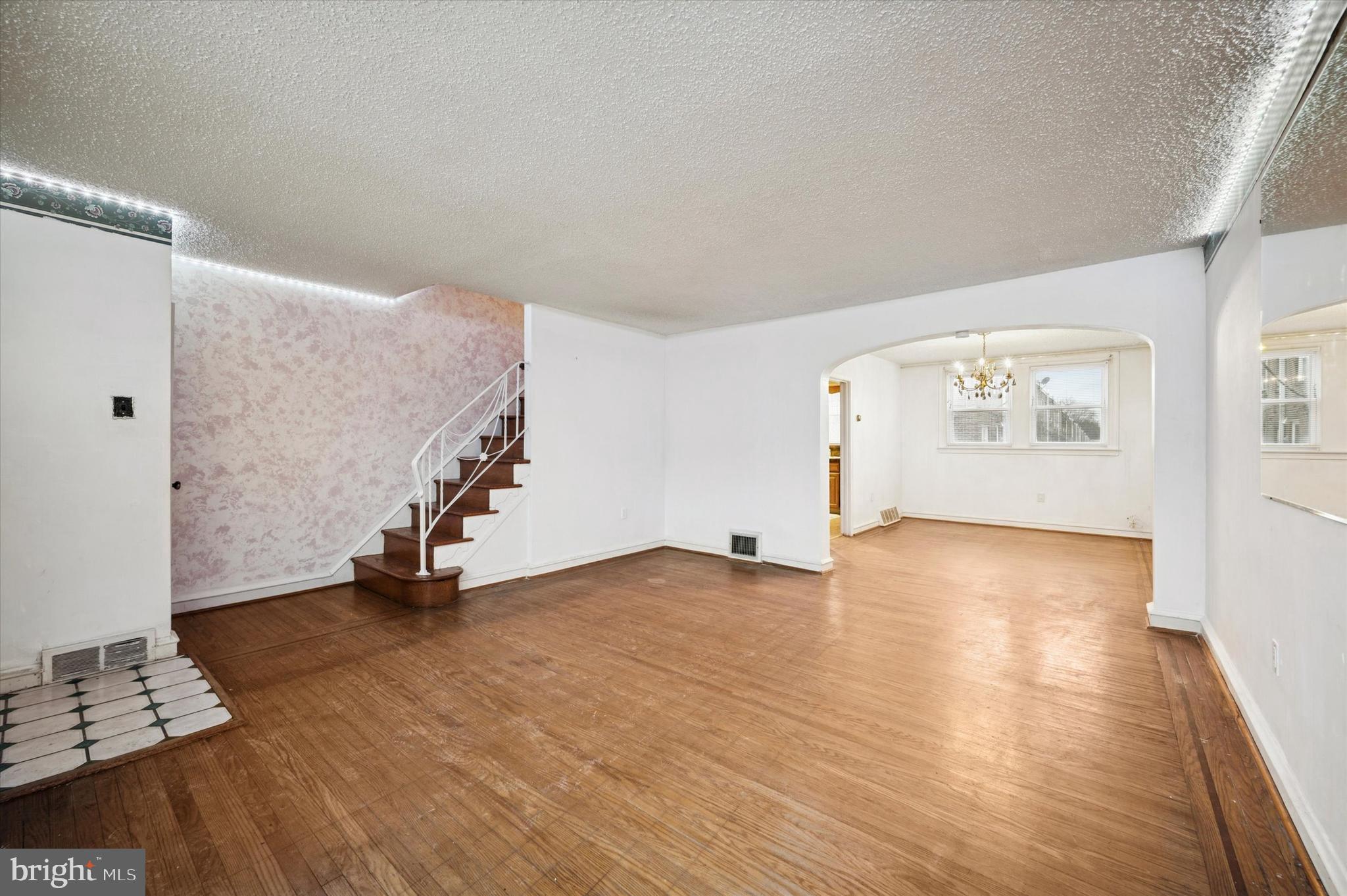 Great living room size opening to the dining room