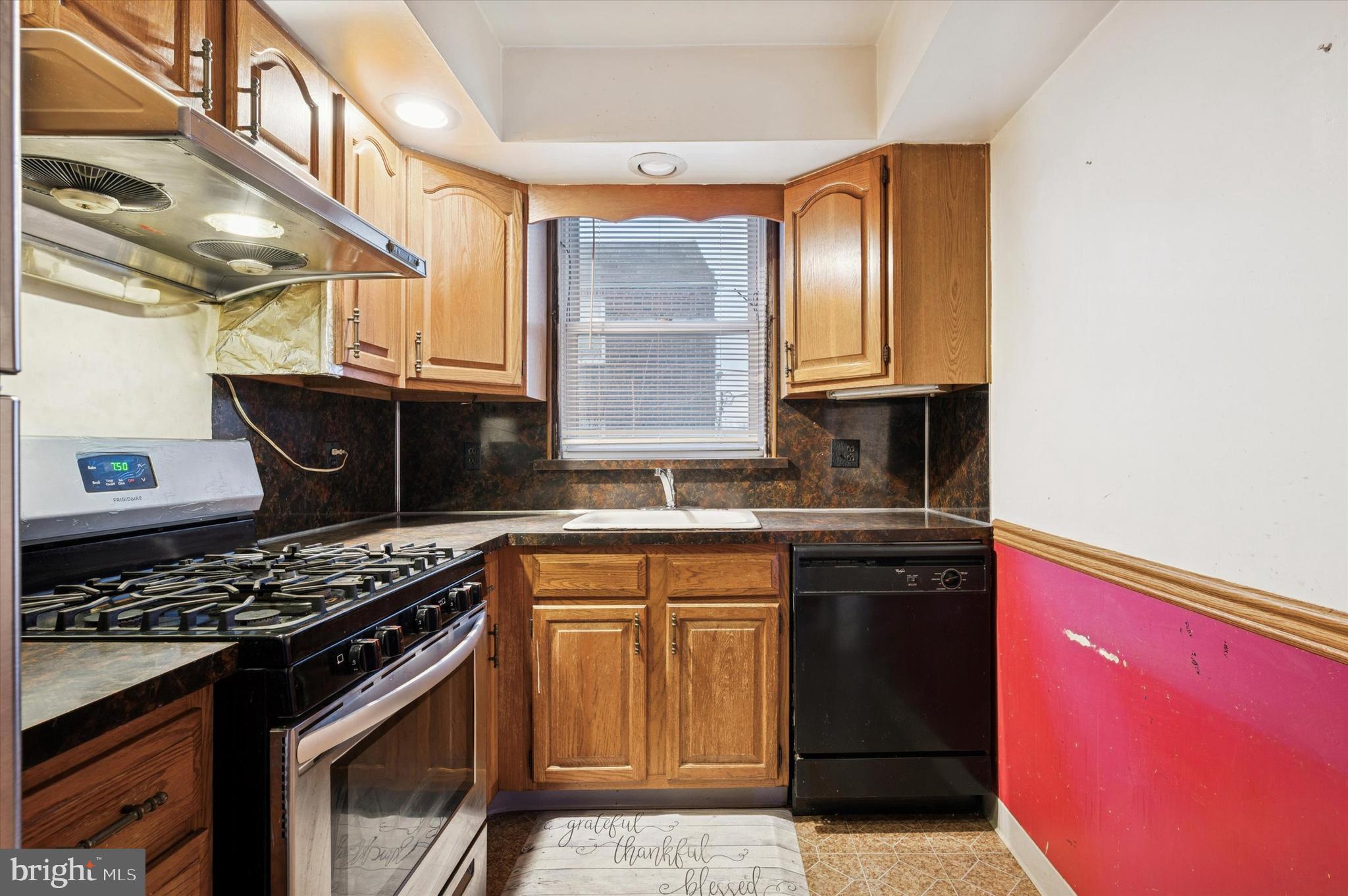 6024 Reach Street Philadelphia, PA 19111 - Photo 11 of 23 Kitchen