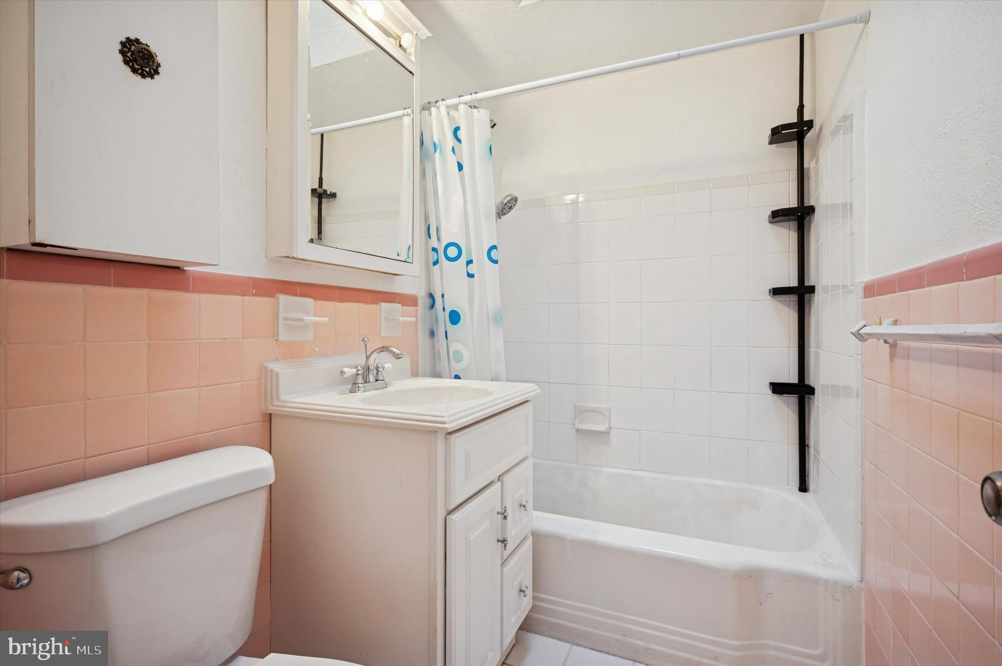 6024 Reach Street Philadelphia, PA 19111 - Photo 19 of 23 2nd floor full bathroom