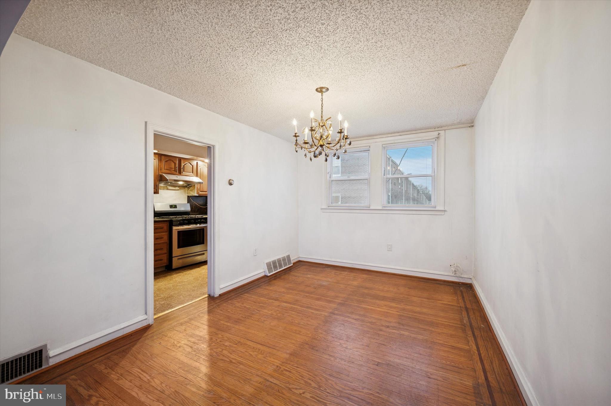 6024 Reach Street Philadelphia, PA 19111 - Photo 8 of 23 Dining room