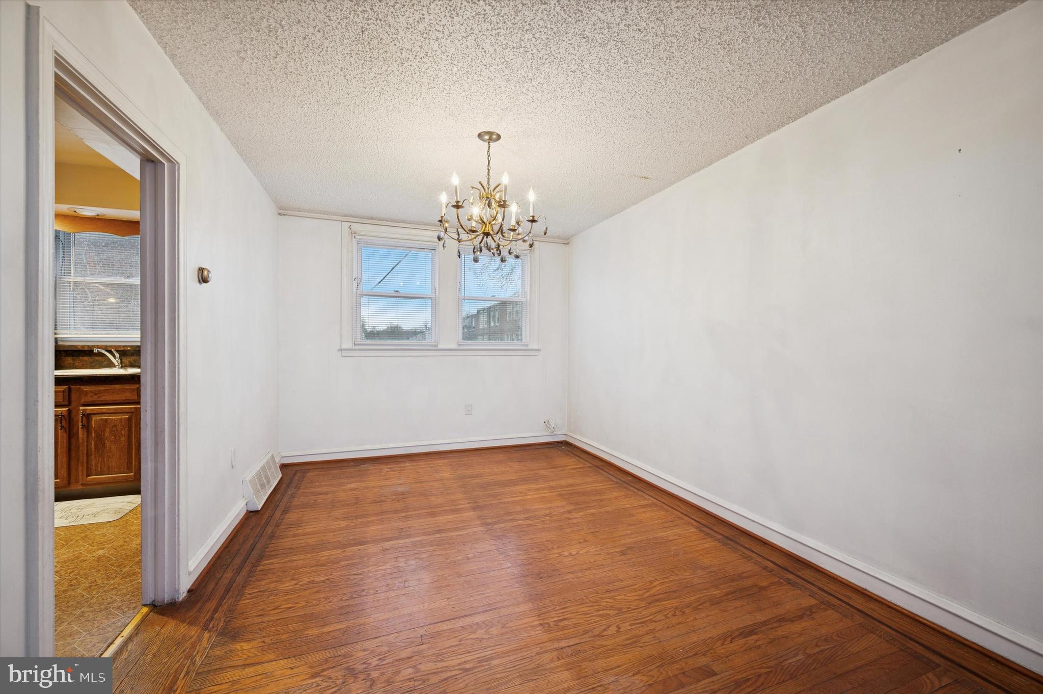 6024 Reach Street Philadelphia, PA 19111 - Photo 9 of 23 Dining room