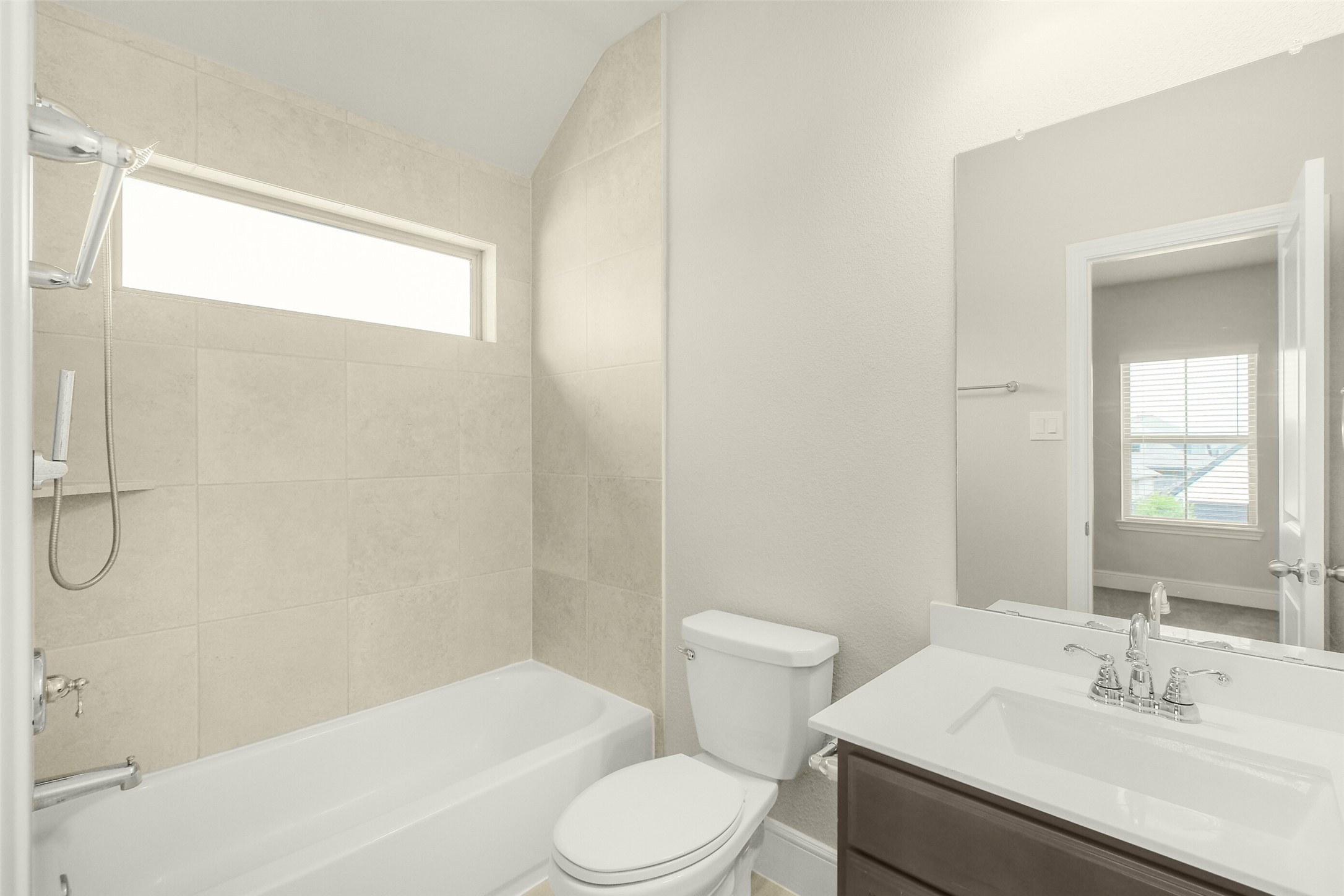10514 Rigel Rdg Way Richmond, TX 77406 - Photo 39 of 50 The adjoining full bath features a tub/shower combination, quartz countertop, and a transom window bringing in additional natural light.