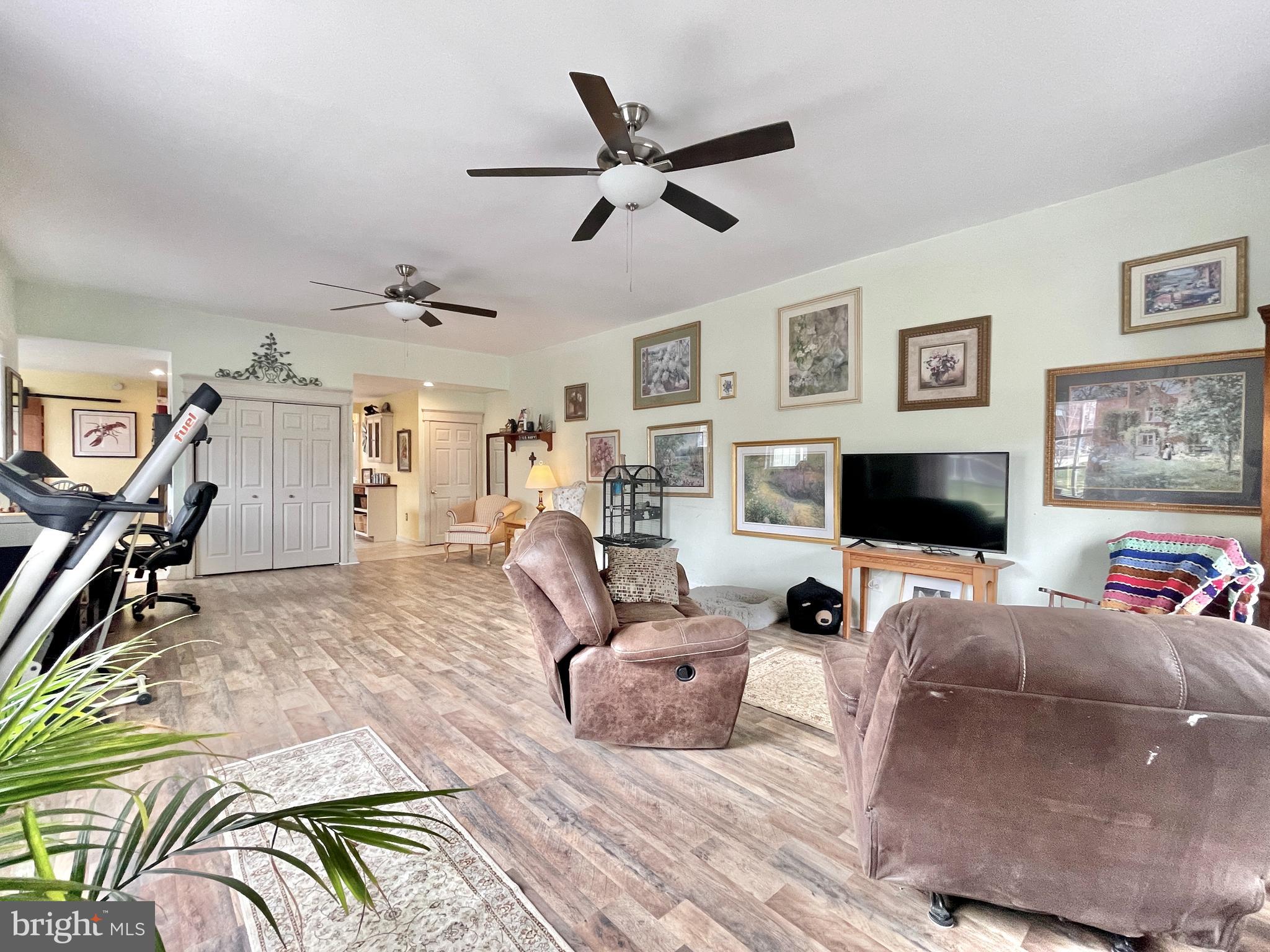 401 Haakon Road Brooklawn, NJ 08030 - Photo 3 of 38 Living Room