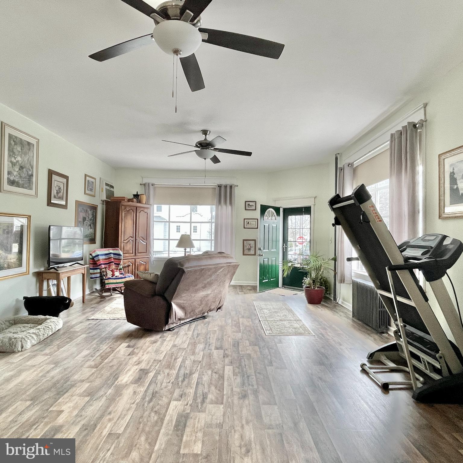 401 Haakon Road Brooklawn, NJ 08030 - Photo 5 of 38 Living Room