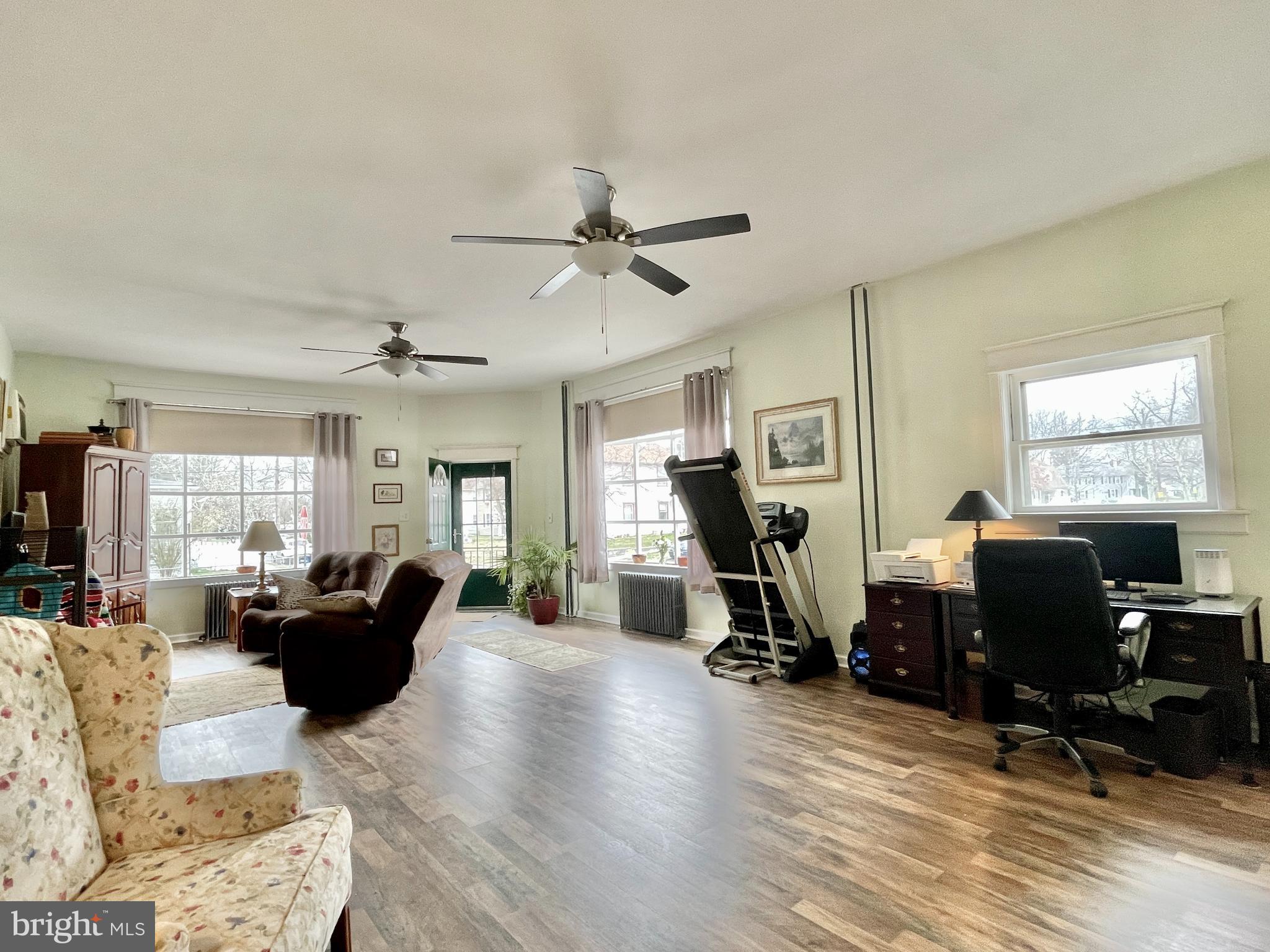 401 Haakon Road Brooklawn, NJ 08030 - Photo 6 of 38 Living Room