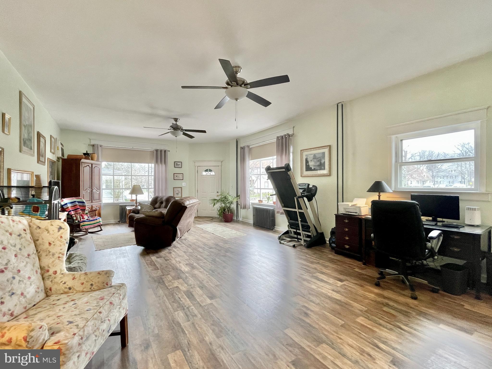 401 Haakon Road Brooklawn, NJ 08030 - Photo 7 of 38 Living Room
