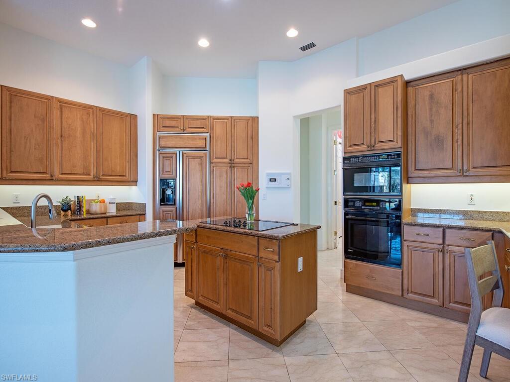 427 Terracina Way Naples, FL 34119 - Photo 10 of 17 Spacious kitchen w/desk area, breakfast bar