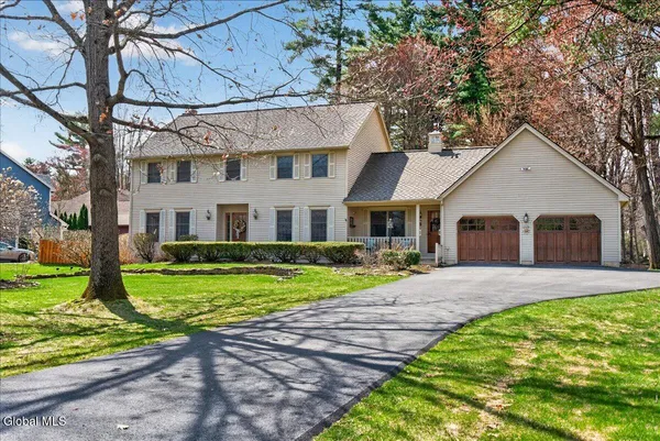 $699,900 | 10 Timberwick Drive, Halfmoon, NY 12065