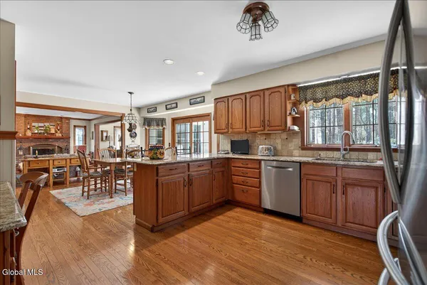 $699,900 | 10 Timberwick Drive, Halfmoon, NY 12065