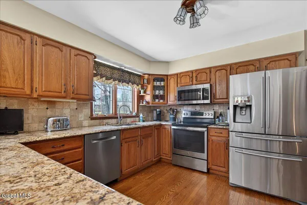 $699,900 | 10 Timberwick Drive, Halfmoon, NY 12065