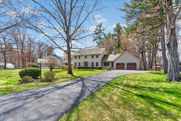 $699,900 | 10 Timberwick Drive, Halfmoon, NY 12065
