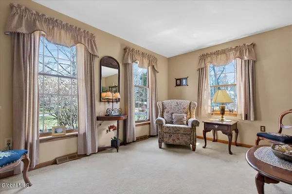 $699,900 | 10 Timberwick Drive, Halfmoon, NY 12065