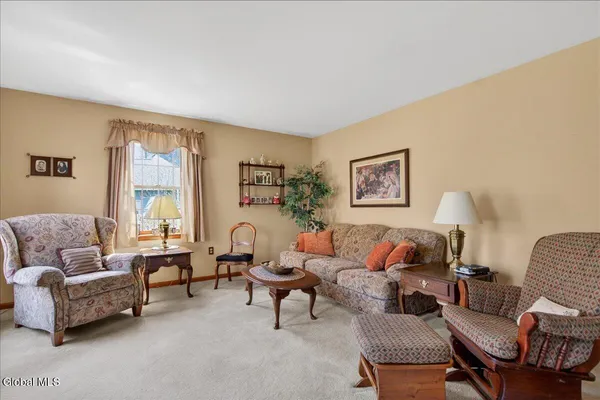 $699,900 | 10 Timberwick Drive, Halfmoon, NY 12065