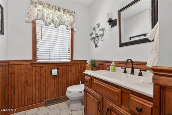 $699,900 | 10 Timberwick Drive, Halfmoon, NY 12065