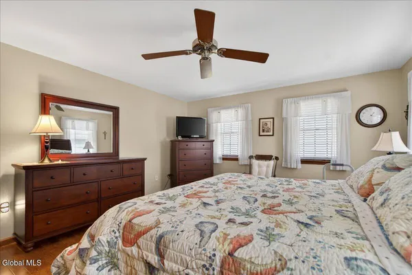 $699,900 | 10 Timberwick Drive, Halfmoon, NY 12065
