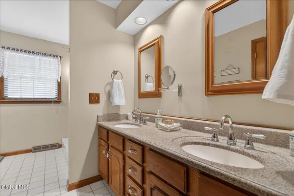 $699,900 | 10 Timberwick Drive, Halfmoon, NY 12065