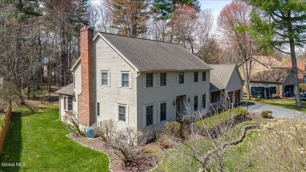 $699,900 | 10 Timberwick Drive, Halfmoon, NY 12065