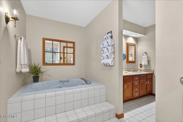 $699,900 | 10 Timberwick Drive, Halfmoon, NY 12065
