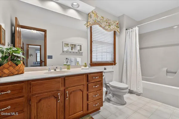 $699,900 | 10 Timberwick Drive, Halfmoon, NY 12065