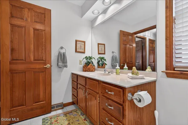 $699,900 | 10 Timberwick Drive, Halfmoon, NY 12065