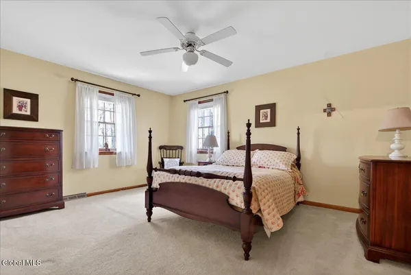 $699,900 | 10 Timberwick Drive, Halfmoon, NY 12065