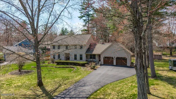 $699,900 | 10 Timberwick Drive, Halfmoon, NY 12065