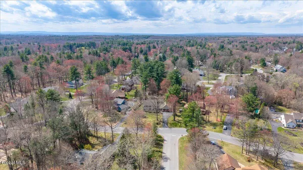 $699,900 | 10 Timberwick Drive, Halfmoon, NY 12065