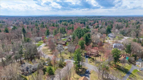 $699,900 | 10 Timberwick Drive, Halfmoon, NY 12065