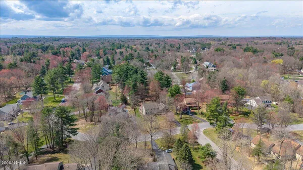 $699,900 | 10 Timberwick Drive, Halfmoon, NY 12065