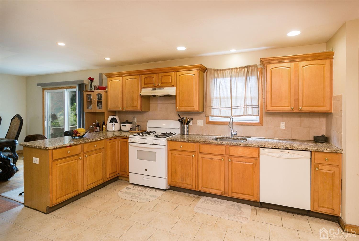 148 Old Post Road Edison, NJ 08817 - Photo 14 of 25 13. Kitchen, View 3
