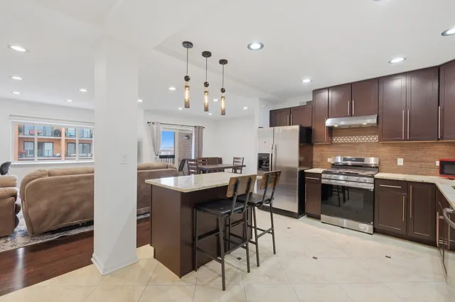 $345,000 | 1649 Ashland Avenue, Unit 501, Des Plaines, IL 60016