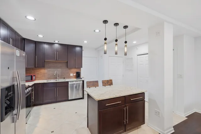 $345,000 | 1649 Ashland Avenue, Unit 501, Des Plaines, IL 60016