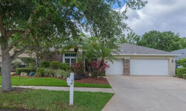 a view of a house with backyard and a tree
