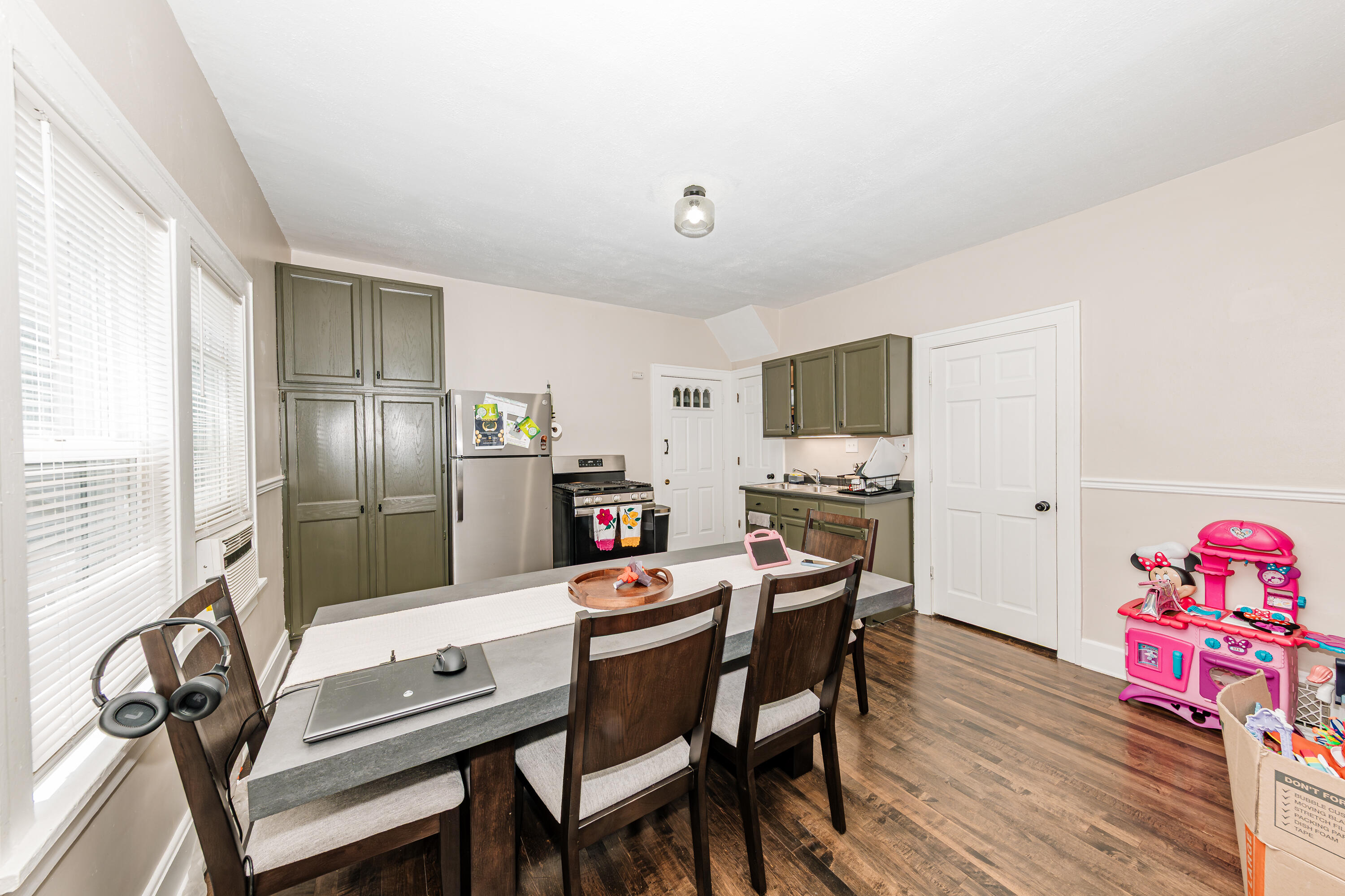 2807 South 9th Street Milwaukee, WI 53215 - Photo 6 of 30 Spacious Eat-in Kitchen!