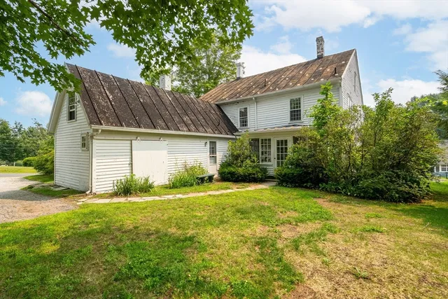 a view of a house with backyard and garden