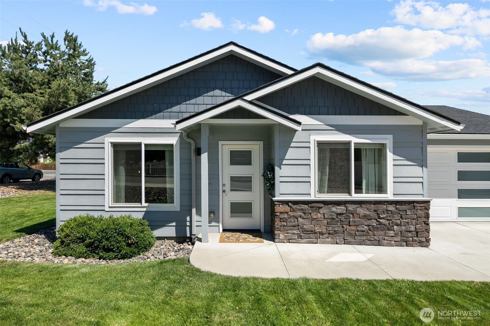 576 Sebastian Way Wenatchee, WA 98801 - Photo 2 of 38
