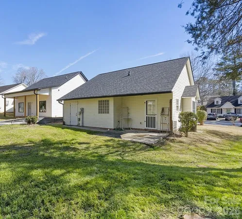 a view of a house with a backyard