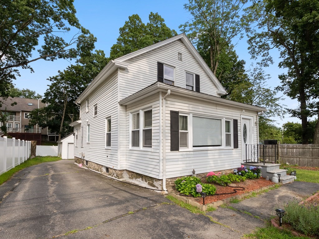 335 Massasoit Road Worcester, MA 01604 - Photo 3 of 30 Gallery Image 3